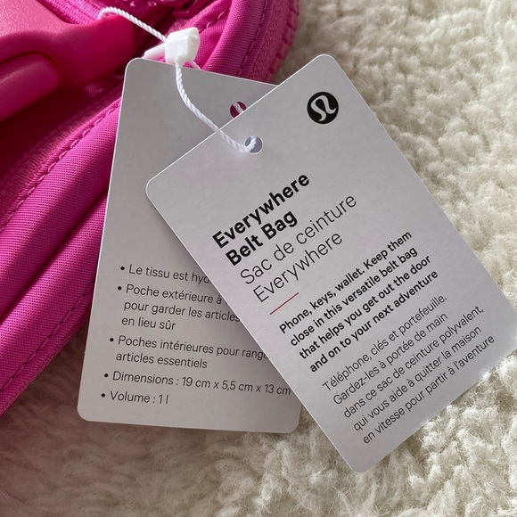 ❤️ Lululemon Everywhere Belt Bag Wordmark Sonic Pink/White NWT - Picture 5 of 10